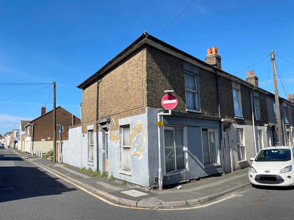 Lot: 37 - TWO-BEDROOM END-TERRACE HOUSE FOR COMPLETE REFURBISHMENT - End terrace house on corner location